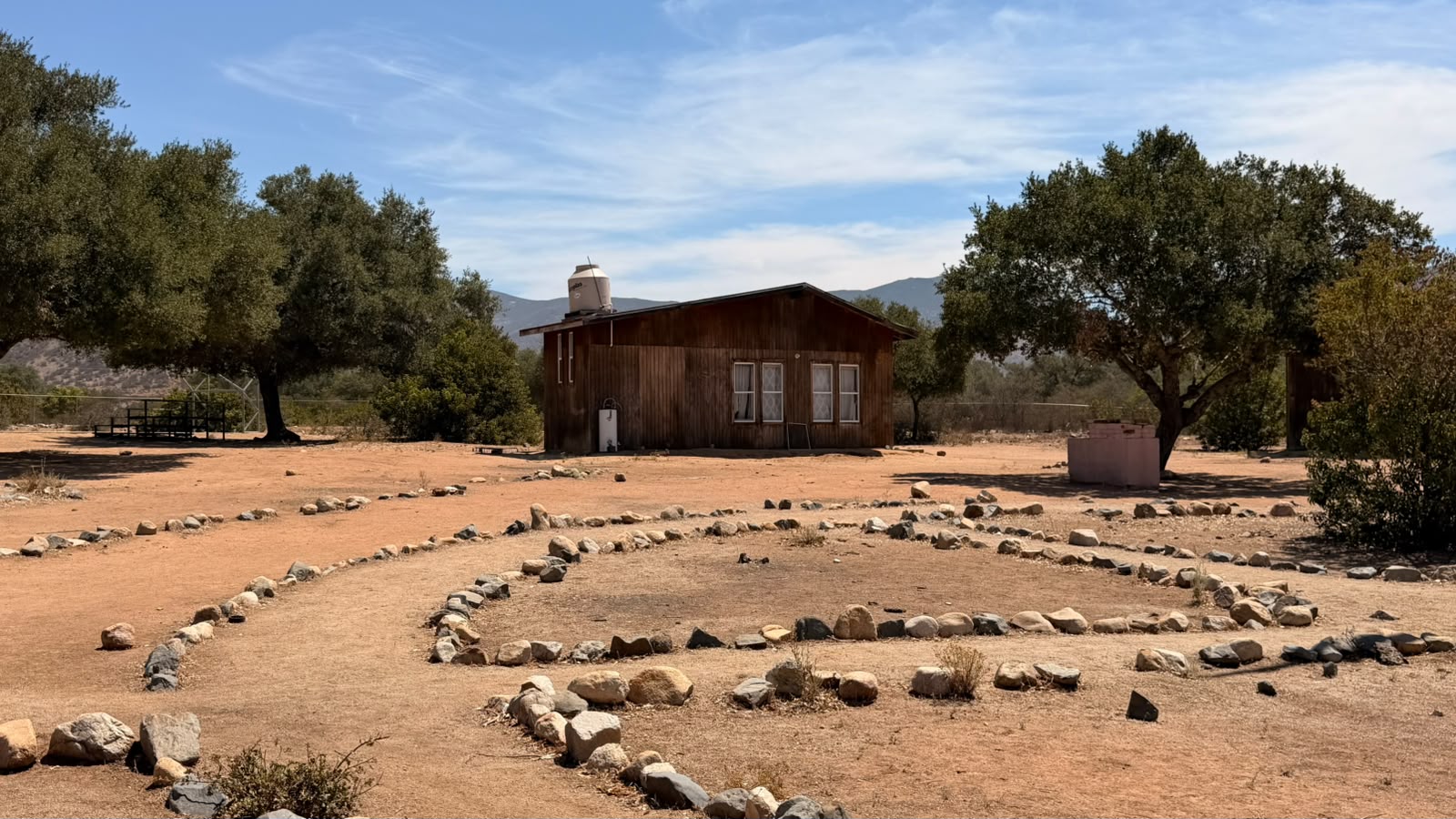 Círculo ceremonial de piedra frente a la cabaña
